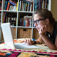 girl-with-laptop-on-bed